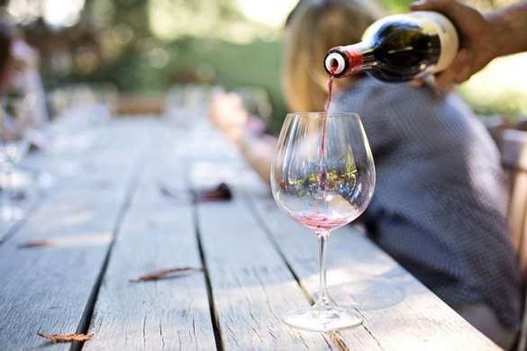 Cómo servir vino: guía para hacerlo correctamente